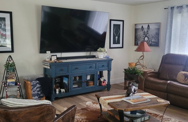 3-bedroom house in gorgeous Libby with WiFi, AC. Book your stay now
