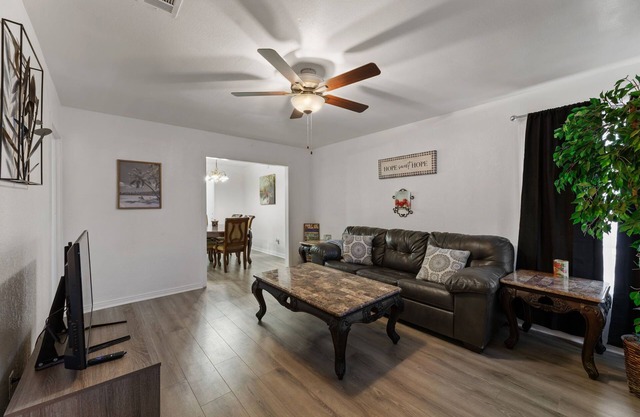 3-bedroom house in Killeen with WiFi, AC, Pet-Friendly, Washer/Dryer.