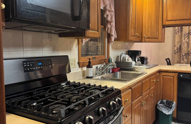 3-bedroom house in lovely Buffalo with WiFi, AC. Enjoy your stay
