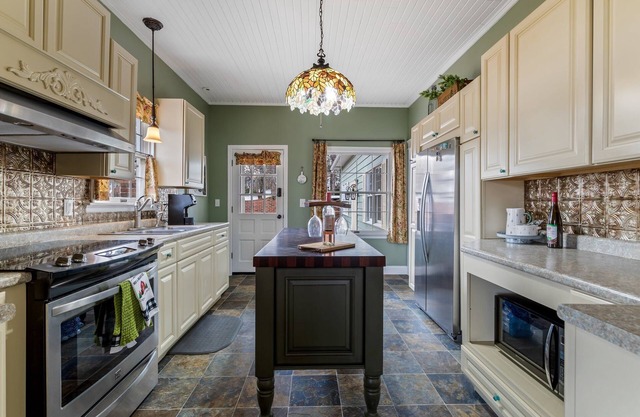 3-bedroom house in nice downtown Farmington with AC, WiFi, nice outdoor spaces!