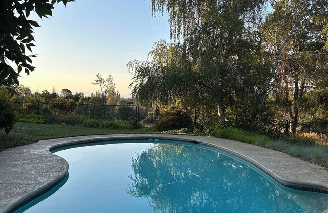 3-bedroom house in peaceful Redding with pool and AC. Enjoy your stay