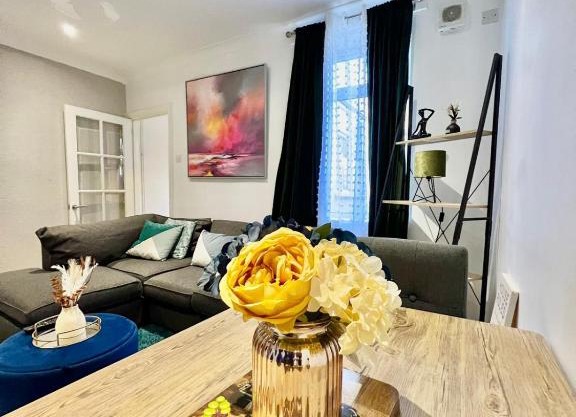 3 Bedroom House in Rochester Strood with Wifi and Netflix Walking distance to Strood Station