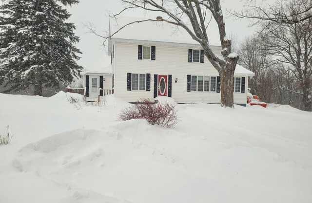 3-bedroom house in superb Greenland right on the snowmobile trail.