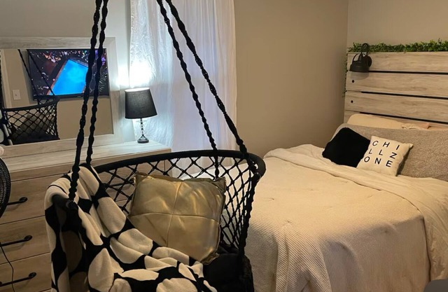 3-bedroom house in tranquil Liberty with WiFi, AC. Enjoy a peaceful getaway