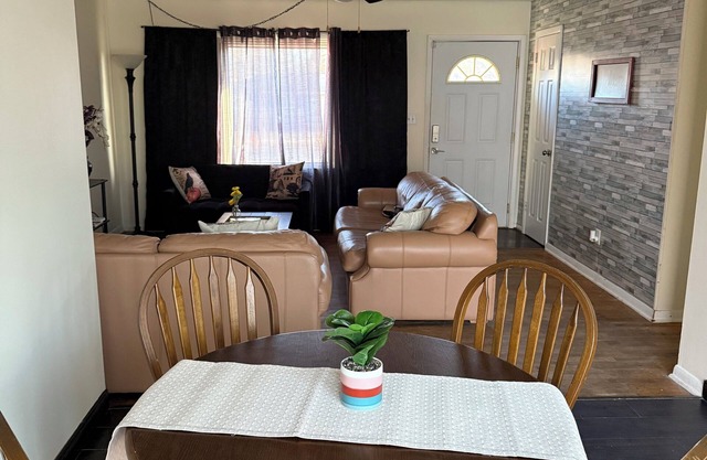 3-bedroom house in welcoming Battle Creek with WiFi, AC Near Firekeepers