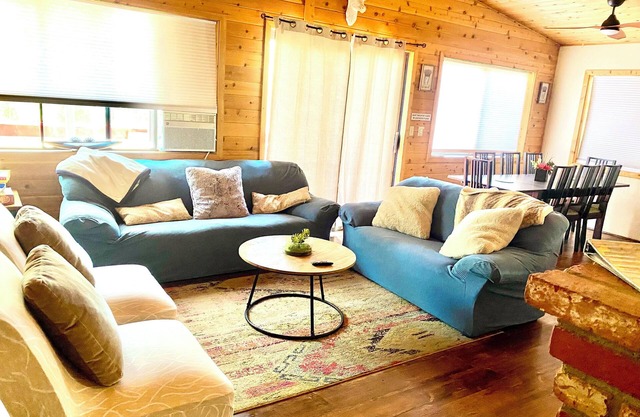 3-bedroom house in Peaceful Frazier Park with AC, WiFi