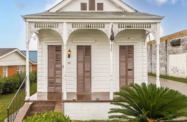 3-bedroom house in fantastic New Orleans Holy Cross district with WiFi, AC