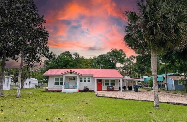3-bedroom house in charming Steinhatchee with AC, WiFi. Enjoy a relaxing getaway