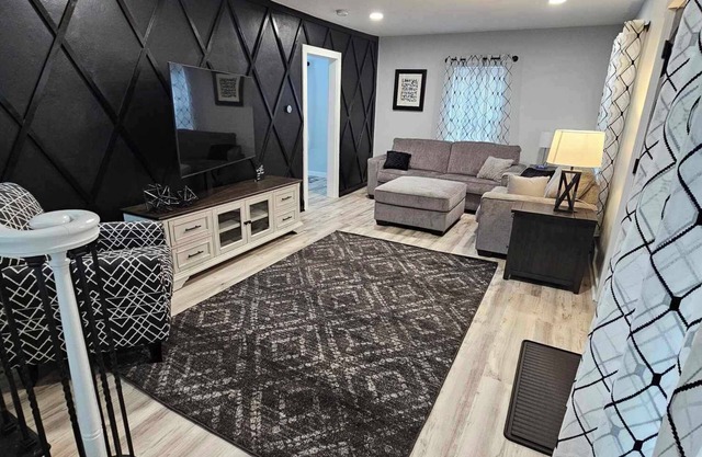 3-bedroom house in welcoming Syracuse with WiFi, AC. Start your getaway now