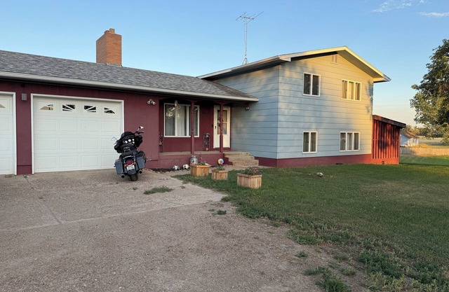 3-bedroom house near stampede grounds, close to river 2 acres