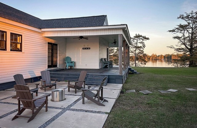 3-bedroom house on beautiful Lake Bruin in Saint Joseph with AC, WiFi