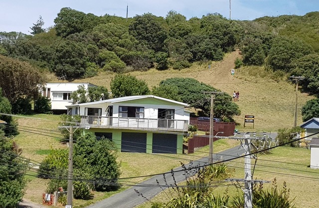 3-bedroom house overlooking Baylys Beach with WiFi and large garden and deck