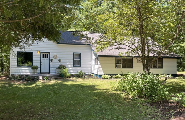 3+ Bedroom House +SAUNA, Patio, DIRECT Snowmobile Trail Access, & Firepit