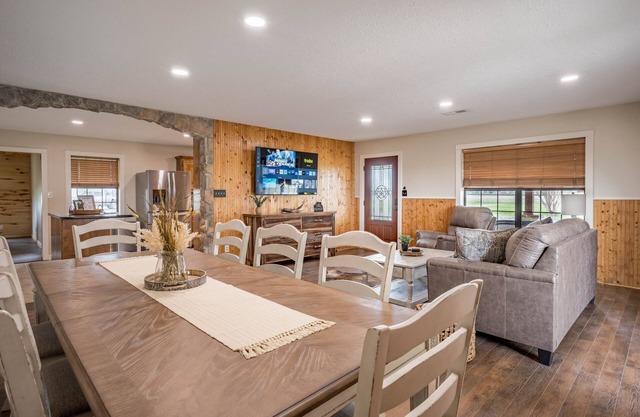 3 Bedroom House w/ Outdoor Entertainment Area & Horse Accommodations