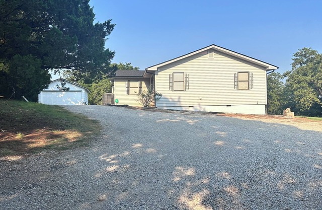3-bedroom house with hot tub 1.3 miles to Guy Sandy boat dock, Arbuckle Lake