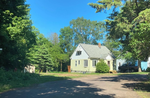3-bedroom house with path to beach right from the yard!