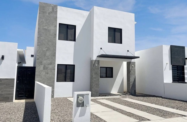 3 bedroom in a gated community 7 minutes to beach!!