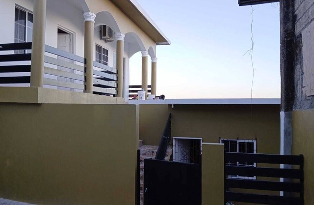 3-bedroom villa in lovely Amity Hall with WiFi, AC, Private Bathrooms, Best View
