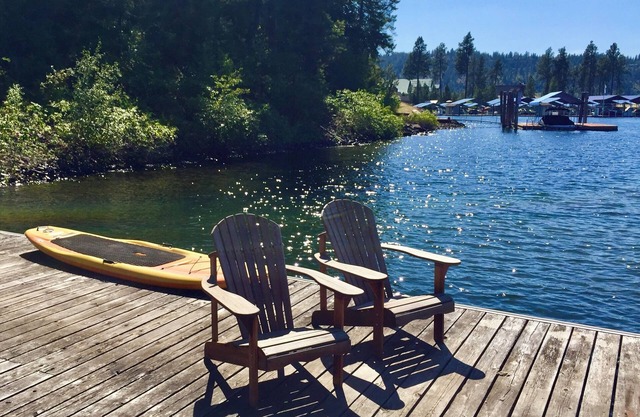 3 Bedroom Lake Front and View Cabin next to Gozzer Ranch Marina
