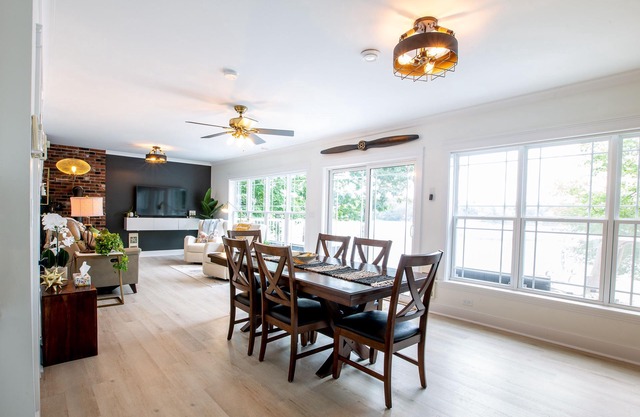 3 Bedroom Lakefront less than 1 hr from Halifax with Hot Tub, WIFI and AC