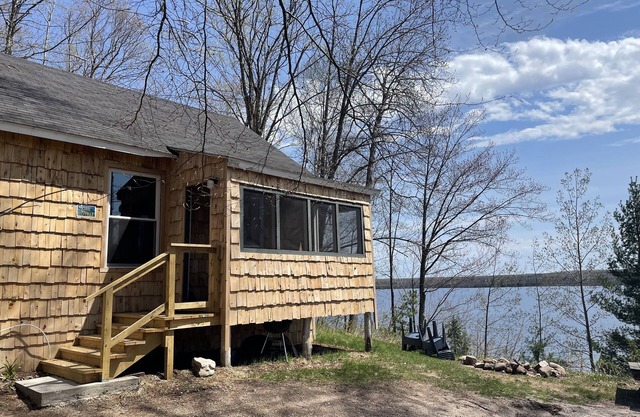 3 bedroom lakefront cabin with indoor fireplace. Pet friendly.