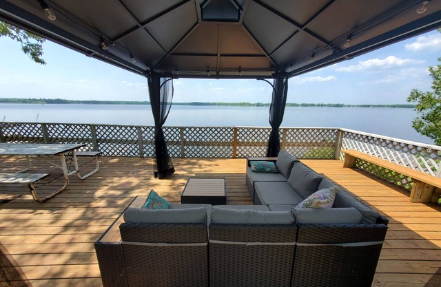 3 bedroom Lakefront Cottage on Kawartha Lakes close to the GTA. Pet friendly!