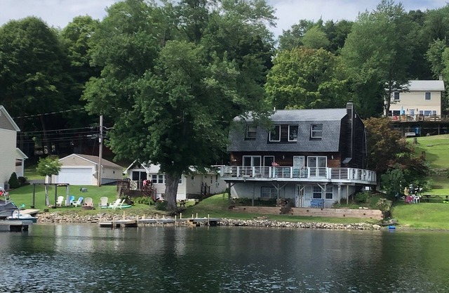 3 Bedroom Lakefront Home with Hot Tub & Fireplace