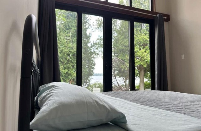 3-bedroom Lakefront Villa #7