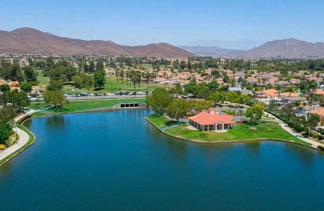 3 Bedroom Lakeside Home