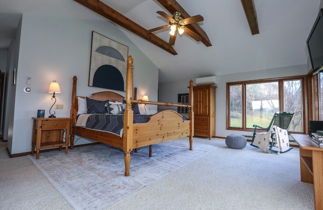 3 bedroom Lakeview home with New Hot tub!