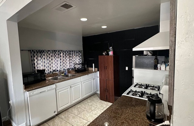 3-bedroom Live and Work Startup House near public transit and SFO in San Bruno