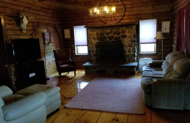 3-bedroom log cabin on horse farm in Cornville, AC, large in ground pool