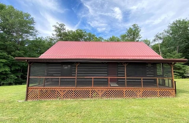 3 bedroom Log Cabin on 11 acres 3 minutes from Pipestem Resort State Park