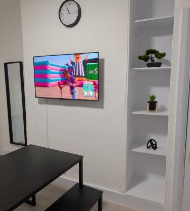 3 bedroom London with Garden near Tube Station