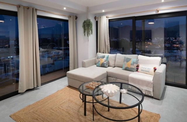 3-bedroom luxury condo spectacular mountain view