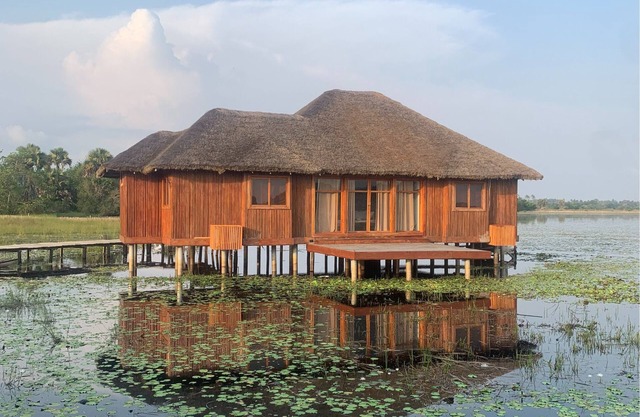 3-bedroom Luxury Villa near Nzulezu with WiFi, AC and Free Breakfast