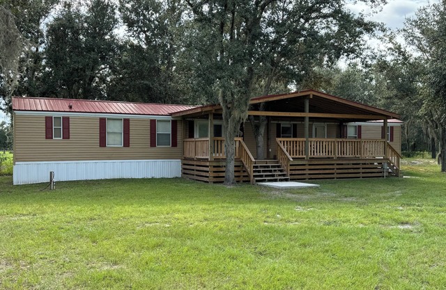 3-bedroom mobile home in lovely Lake Wales with AC, WiFi