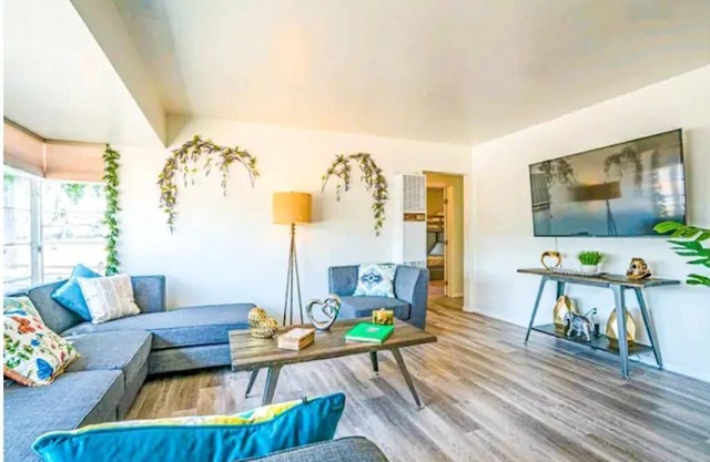 3 Bedroom Modern LuxeRetreat w/ BBQ & Billiards