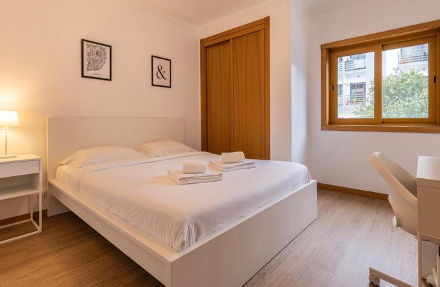 3 Bedroom Oeiras Wonder W/Balcony by LovelyStay