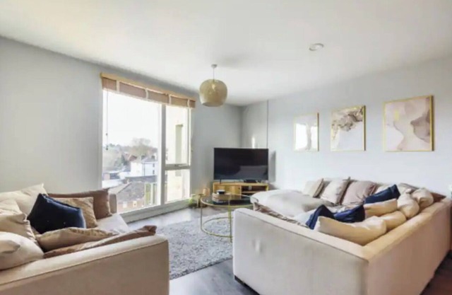 3 bedroom penthouse apartment in Central Maidenhead 5* host new to VRBO