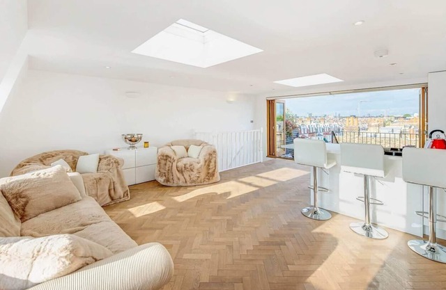 3 bedroom Penthouse with London Skyline View