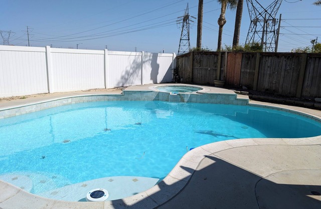 3-bedroom pool house in amazing Ontario with WiFi, AC. Start your getaway now