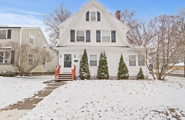 3-Bedroom Private Home with Game Room, Fully Fenced, Near Lake Ontario Shoreline