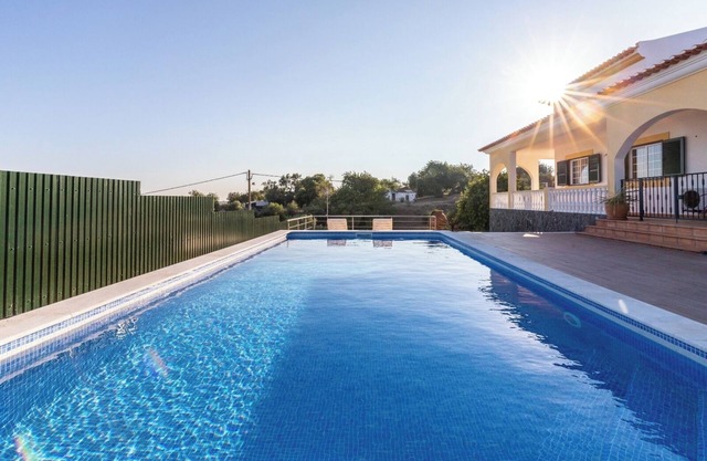 3 bedroom villa with pool, garden and parking space