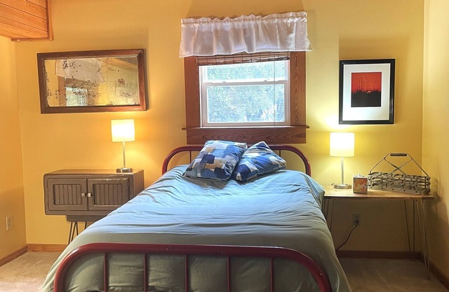 3-bedroom quiet, unique house in Southern Shores with WiFi, AC
