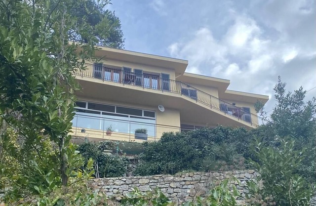 3-bedroom renovated, quiet house in charming Bajardo with WiFi, family-friendly.