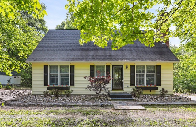 3 Bedroom Ridgetop Retreat- Minutes from Town