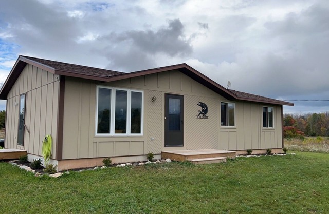 3 Bedroom - Room to park boat! - Close to water & Potawatomi State Park