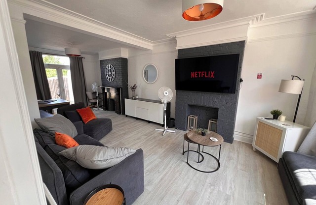 3-bedroom Sleek Modern Abbey Wood Residence - Contractor/Family Friendly