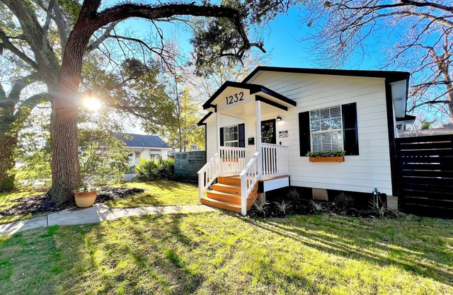 3 Bedroom Sleeps 8 - Close to Downtown Fun, Medical Center & Shopping,